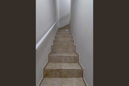 Casa de condomínio à venda com 70m², 2 quartos e 1 vagaEscada