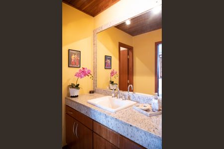 Casa de condomínio à venda com 460m², 4 quartos e 4 vagasLavabo