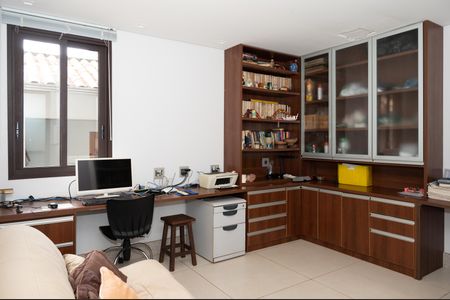 Casa de condomínio à venda com 460m², 4 quartos e 4 vagasEscritório