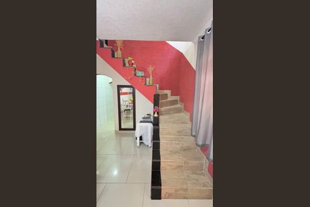 Casa à venda com 194m², 4 quartos e 2 vagasEscada