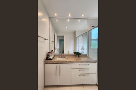 Apartamento para alugar com 243m², 3 quartos e 3 vagasBanheiro da Suíte 1