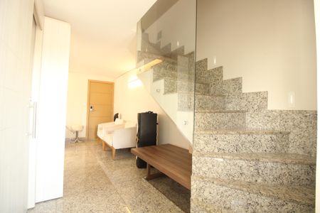 Apartamento à venda com 130m², 2 quartos e 2 vagasSala /escadas
