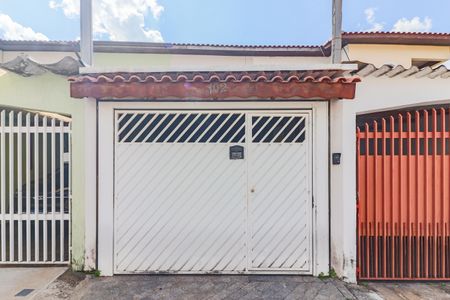 Casa para alugar com 100m², 2 quartos e 1 vaga Casa para alugar com 100m², 2 quartos e 1 vagaFachada