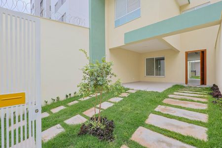 Casa à venda com 160m², 4 quartos e 3 vagas Casa à venda com 160m², 4 quartos e 3 vagasVaranda sala