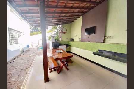 Casa à venda com 325m², 5 quartos e 4 vagas