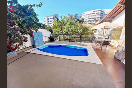 Casa à venda com 325m², 5 quartos e 4 vagas