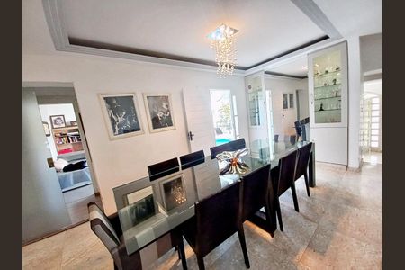 Casa à venda com 325m², 5 quartos e 4 vagas