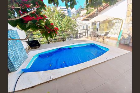 Casa à venda com 325m², 5 quartos e 4 vagas