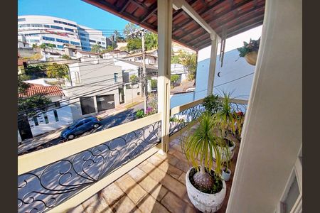 Casa à venda com 325m², 5 quartos e 4 vagas