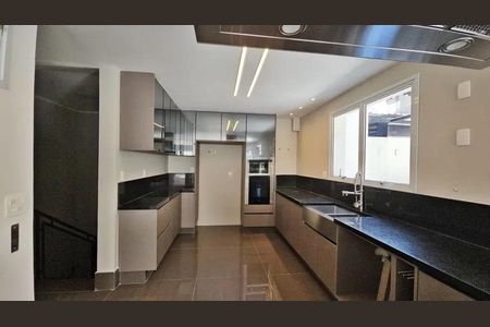 Casa de condomínio à venda com 445m², 4 quartos e 5 vagas