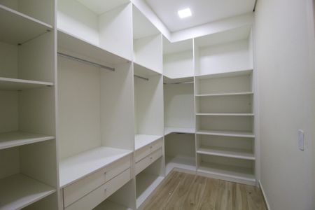 Casa de condomínio para alugar com 300m², 4 quartos e 4 vagasCloset da Suite 1