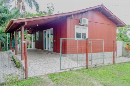 Casa para alugar com 90m², 2 quartos e 2 vagasFachada