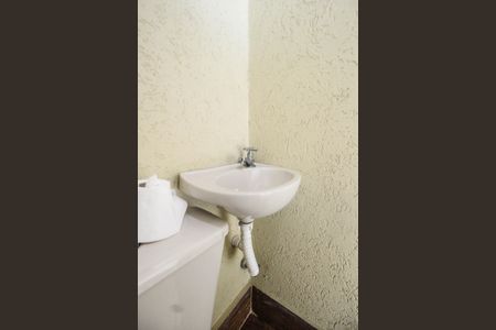 Casa de condomínio à venda com 161m², 3 quartos e 3 vagasBanheiro de serviço