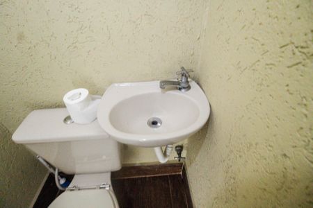 Casa de condomínio à venda com 161m², 3 quartos e 3 vagasBanheiro de serviço