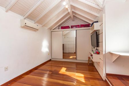 Casa à venda com 250m², 4 quartos e 2 vagas Casa à venda com 250m², 4 quartos e 2 vagasSuíte