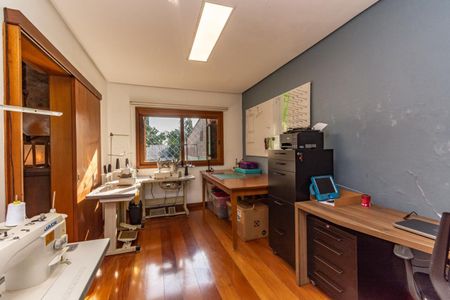 Casa à venda com 250m², 4 quartos e 2 vagas Casa à venda com 250m², 4 quartos e 2 vagasEscritório