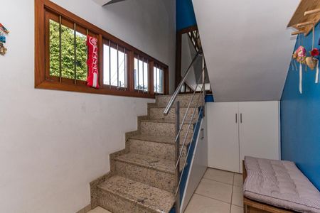 Casa à venda com 250m², 4 quartos e 2 vagas Casa à venda com 250m², 4 quartos e 2 vagasEscada