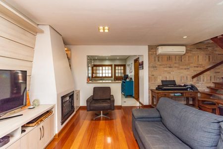 Casa à venda com 250m², 4 quartos e 2 vagas Casa à venda com 250m², 4 quartos e 2 vagasSala