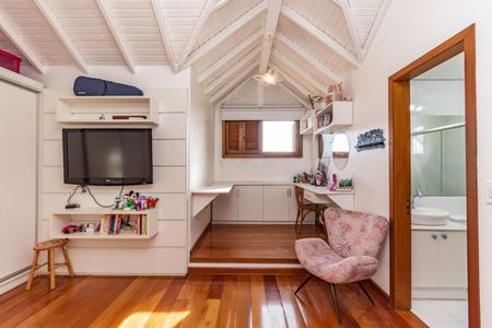 Casa à venda com 250m², 4 quartos e 2 vagas Casa à venda com 250m², 4 quartos e 2 vagasSuíte