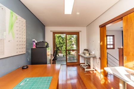 Casa à venda com 250m², 4 quartos e 2 vagas Casa à venda com 250m², 4 quartos e 2 vagasEscritório