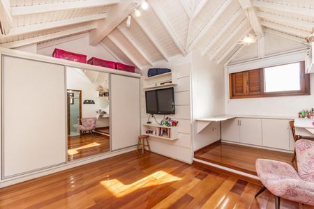 Casa à venda com 250m², 4 quartos e 2 vagas Casa à venda com 250m², 4 quartos e 2 vagasSuíte