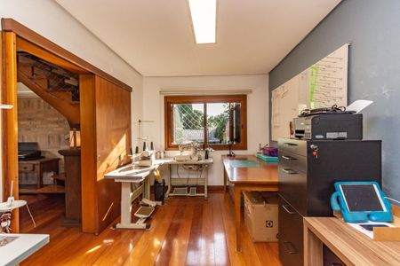 Casa à venda com 250m², 4 quartos e 2 vagas Casa à venda com 250m², 4 quartos e 2 vagasEscritório