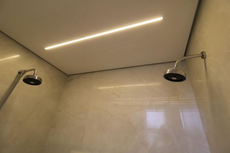 Apartamento à venda com 275m², 4 quartos e 4 vagasBanheiro da Suíte Master - Chuveiros