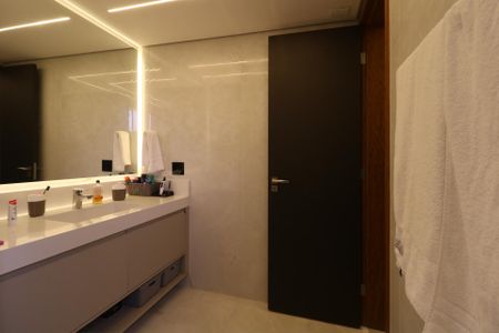 Apartamento à venda com 275m², 4 quartos e 4 vagasBanheiro da Suíte Master