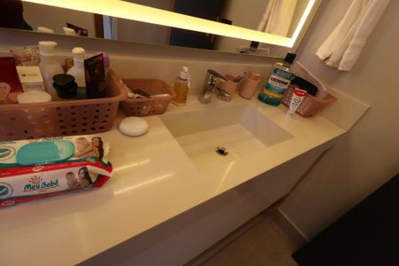 Apartamento à venda com 275m², 4 quartos e 4 vagasBanheiro da Suíte 3 - Pia