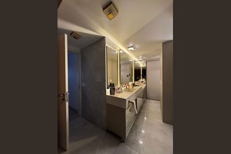 Apartamento à venda com 123m², 2 quartos e 2 vagas Apartamento à venda com 123m², 2 quartos e 2 vagasBanheiro da Suíte