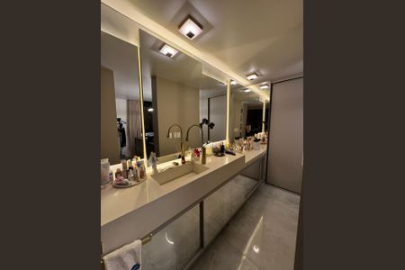 Apartamento à venda com 123m², 2 quartos e 2 vagas Apartamento à venda com 123m², 2 quartos e 2 vagasBanheiro da Suíte