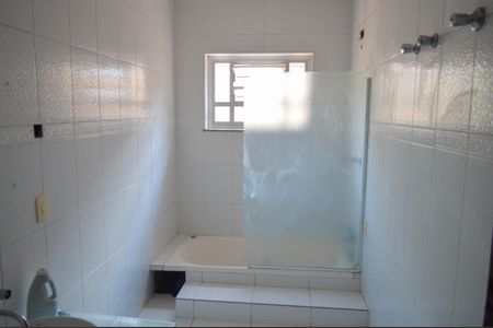 Casa à venda com 200m², 3 quartos e 3 vagasBanheiro 2