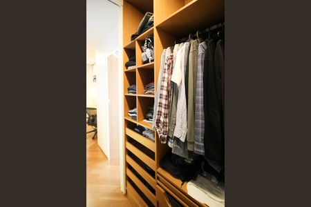 Apartamento à venda com 155m², 2 quartos e 2 vagas Apartamento à venda com 155m², 2 quartos e 2 vagasCloset da Suíte 1