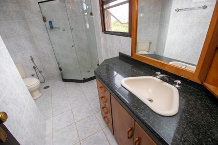 Casa de condomínio à venda com 600m², 4 quartos e 5 vagas Casa de condomínio à venda com 600m², 4 quartos e 5 vagasBanheiro Suíte 2