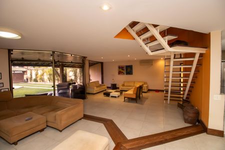 Casa de condomínio à venda com 600m², 4 quartos e 5 vagas Casa de condomínio à venda com 600m², 4 quartos e 5 vagasSala