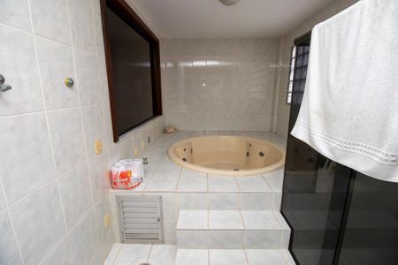 Casa de condomínio à venda com 600m², 4 quartos e 5 vagas Casa de condomínio à venda com 600m², 4 quartos e 5 vagasBanheiro Suíte 1