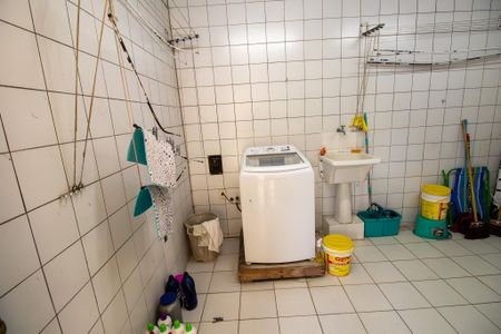 Casa de condomínio à venda com 600m², 4 quartos e 5 vagas Casa de condomínio à venda com 600m², 4 quartos e 5 vagasÁrea de Serviço