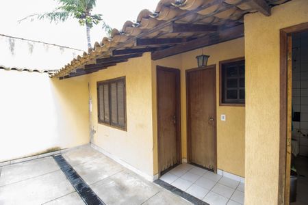 Casa de condomínio à venda com 600m², 4 quartos e 5 vagas Casa de condomínio à venda com 600m², 4 quartos e 5 vagasQuarto e banheiro de serviço