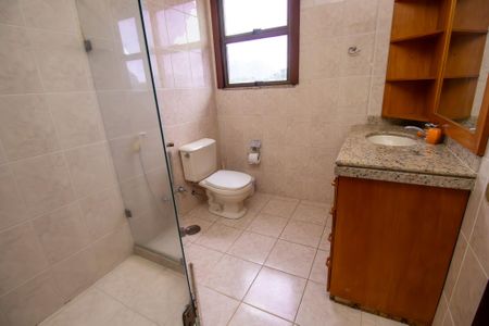 Casa de condomínio à venda com 600m², 4 quartos e 5 vagas Casa de condomínio à venda com 600m², 4 quartos e 5 vagasBanheiro social