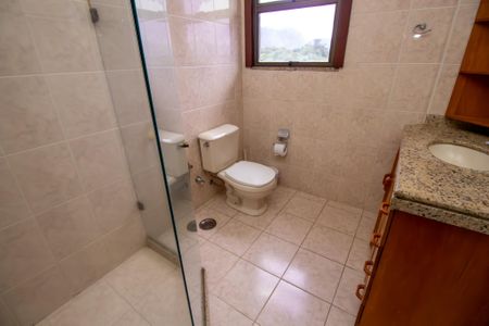 Casa de condomínio à venda com 600m², 4 quartos e 5 vagas Casa de condomínio à venda com 600m², 4 quartos e 5 vagasBanheiro social