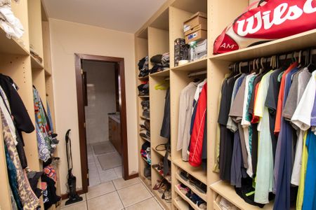 Casa de condomínio à venda com 600m², 4 quartos e 5 vagas Casa de condomínio à venda com 600m², 4 quartos e 5 vagasCloset
