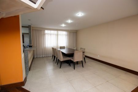 Casa de condomínio à venda com 600m², 4 quartos e 5 vagas Casa de condomínio à venda com 600m², 4 quartos e 5 vagasSala