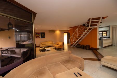 Casa de condomínio à venda com 600m², 4 quartos e 5 vagas Casa de condomínio à venda com 600m², 4 quartos e 5 vagasSala