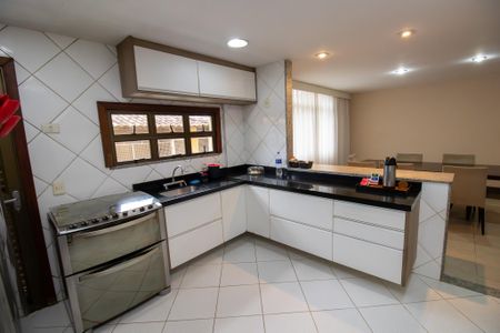 Casa de condomínio à venda com 600m², 4 quartos e 5 vagas Casa de condomínio à venda com 600m², 4 quartos e 5 vagasCozinha