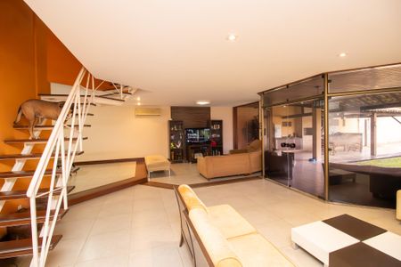 Casa de condomínio à venda com 600m², 4 quartos e 5 vagas Casa de condomínio à venda com 600m², 4 quartos e 5 vagasSala