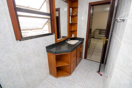 Casa de condomínio à venda com 600m², 4 quartos e 5 vagas Casa de condomínio à venda com 600m², 4 quartos e 5 vagasBanheiro Suíte 2