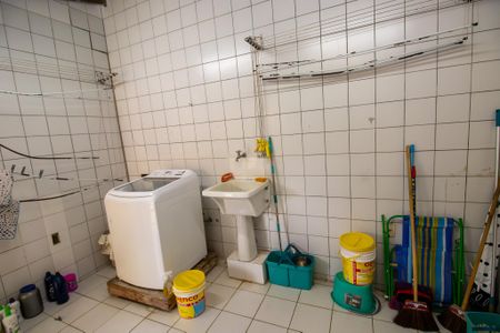Casa de condomínio à venda com 600m², 4 quartos e 5 vagas Casa de condomínio à venda com 600m², 4 quartos e 5 vagasÁrea de Serviço