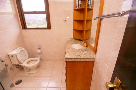 Casa de condomínio à venda com 600m², 4 quartos e 5 vagas Casa de condomínio à venda com 600m², 4 quartos e 5 vagasBanheiro social