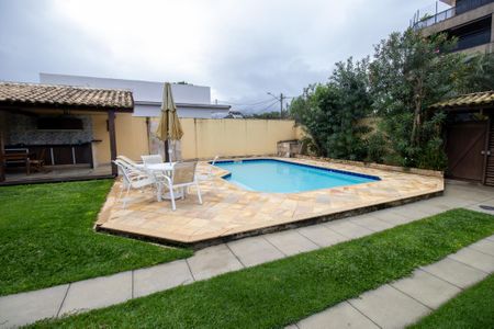 Casa de condomínio à venda com 600m², 4 quartos e 5 vagas Casa de condomínio à venda com 600m², 4 quartos e 5 vagasQuintal