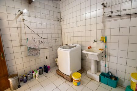 Casa de condomínio à venda com 600m², 4 quartos e 5 vagas Casa de condomínio à venda com 600m², 4 quartos e 5 vagasÁrea de Serviço